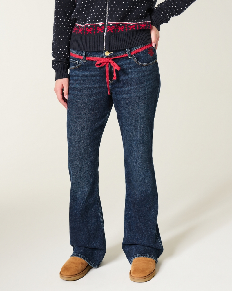 hüftig geschnittene mittelblaue bootcut-jeans mit blumenstickerei.