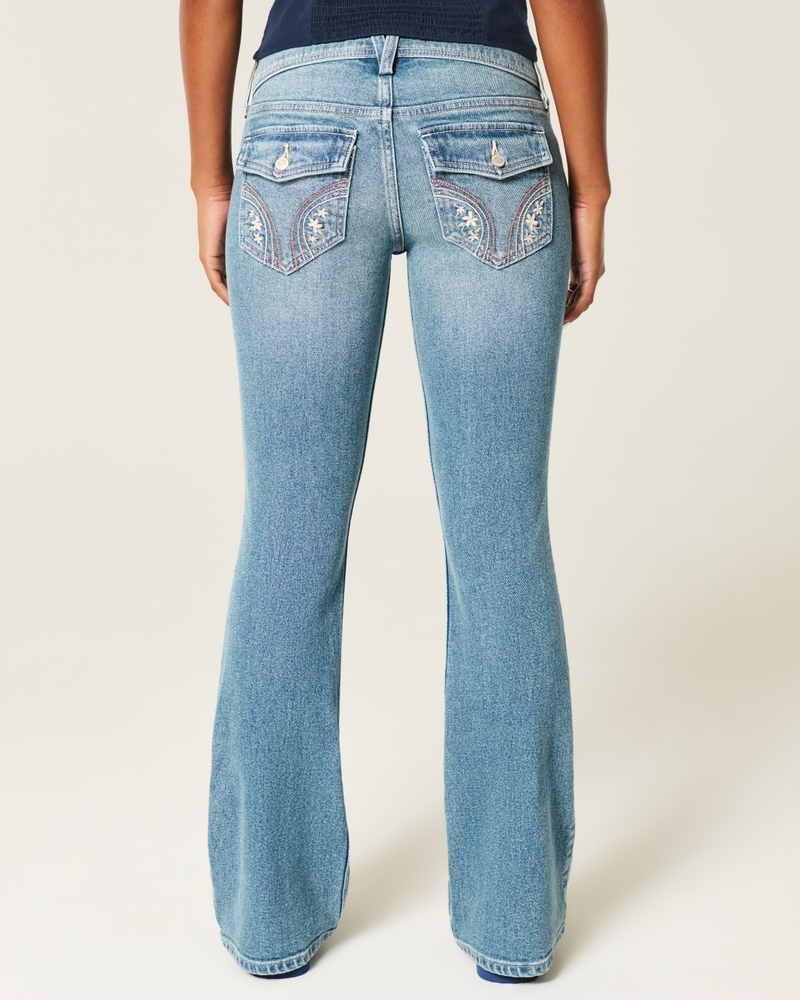 hüftig geschnittene leicht abgenutzte bootcut-jeans in mittlerer waschung