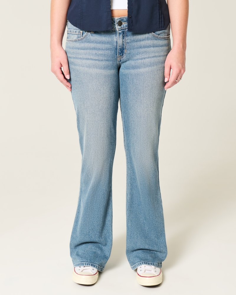 hüftig geschnittene leicht abgenutzte bootcut-jeans in mittlerer waschung