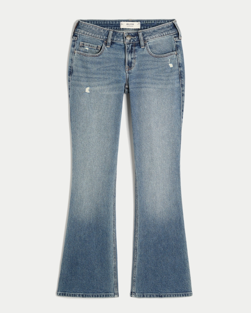 niedrig geschnittene dunkelblaue bootcut-jeans mit rotem gürtel und niedrigem bund.