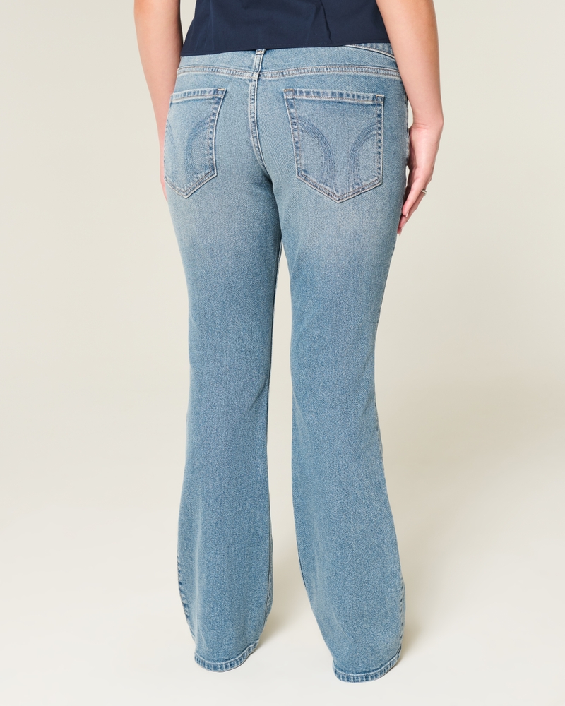 niedrig geschnittene dunkelblaue bootcut-jeans mit rotem gürtel und niedrigem bund.