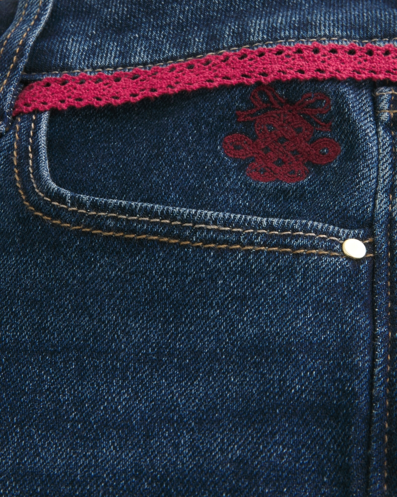bootcut-jeans mit niedrigem bund schmetterlingsstickerei und mittlerer waschung