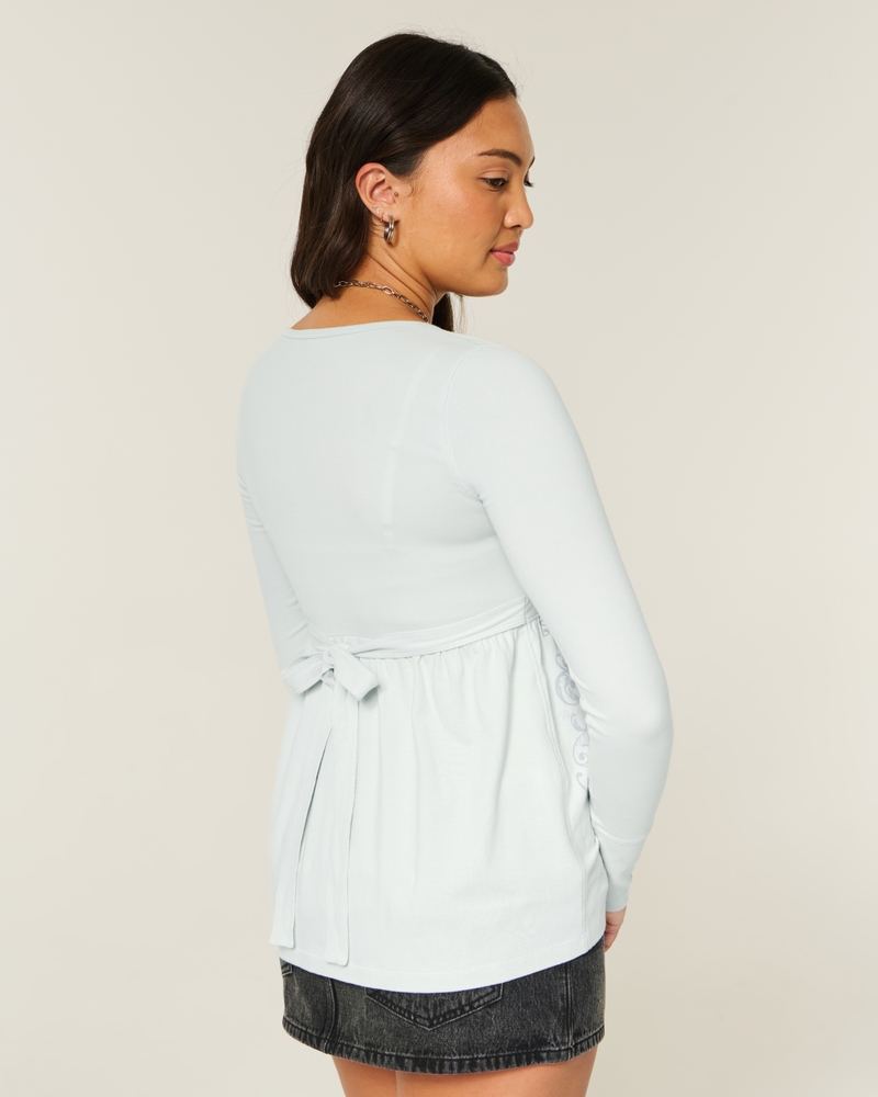 babydoll-top mit langen Ärmeln rüschenoberteil und brustmuster.