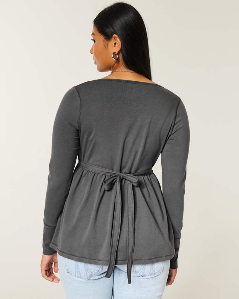 babydoll-top mit langen Ärmeln rüschenoberteil und brustmuster.