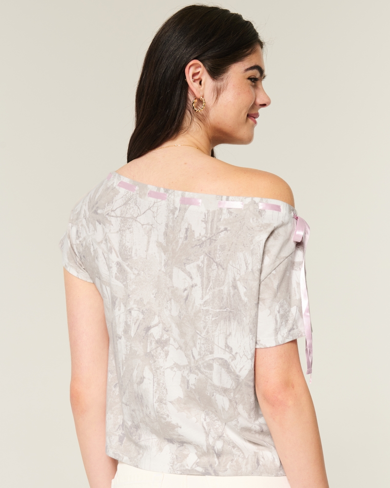 weit geschnittenes schulterfreies camouflage-t-shirt mit kordelzug