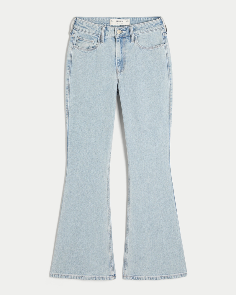 hochgeschnittene hellblaue jeans mit herzförmigen taschen und ausgestelltem bein