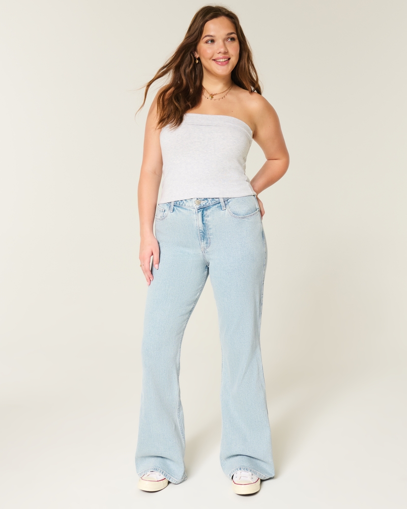 hochgeschnittene hellblaue jeans mit herzförmigen taschen und ausgestelltem bein