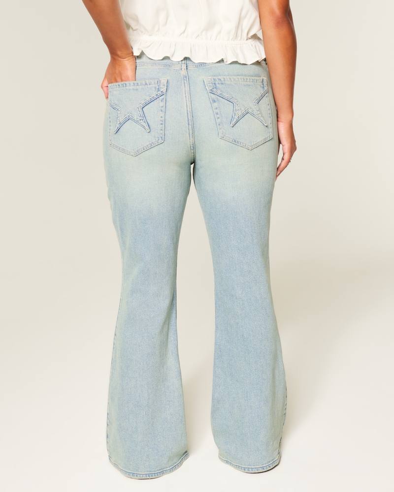 hochgeschnittene hellblaue jeans mit herzförmigen taschen und ausgestelltem bein