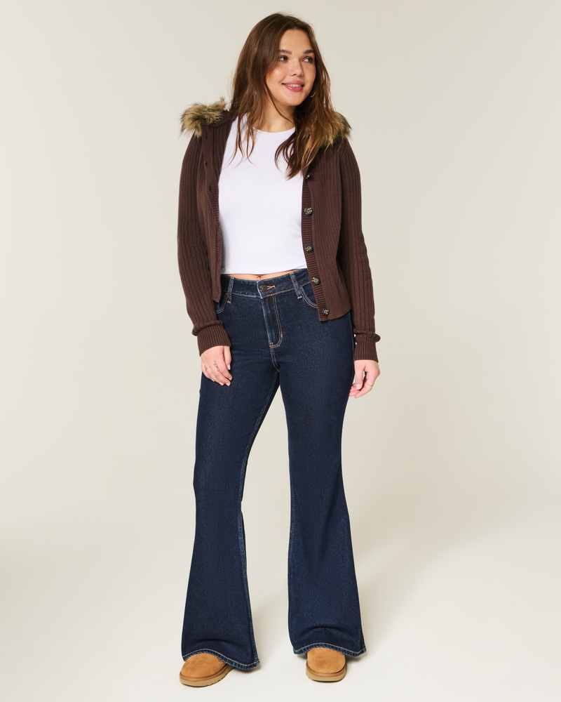 hochgeschnittene hellblaue jeans mit herzförmigen taschen und ausgestelltem bein