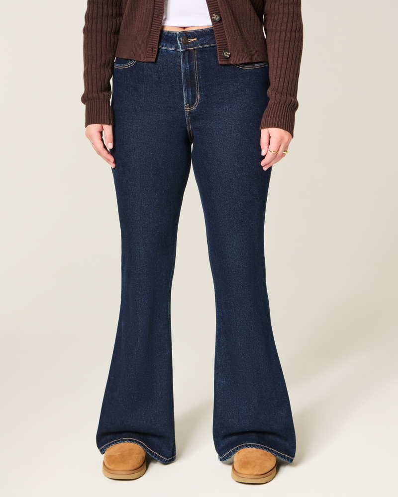 hochgeschnittene hellblaue jeans mit herzförmigen taschen und ausgestelltem bein