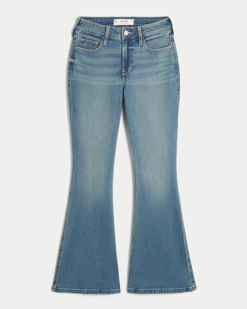 hochgeschnittene hellblaue jeans mit herzförmigen taschen und ausgestelltem bein