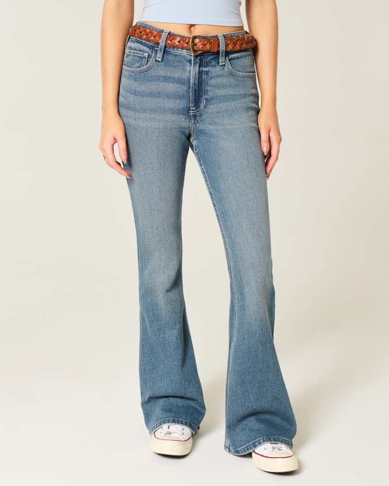 hochgeschnittene hellblaue jeans mit herzförmigen taschen und ausgestelltem bein
