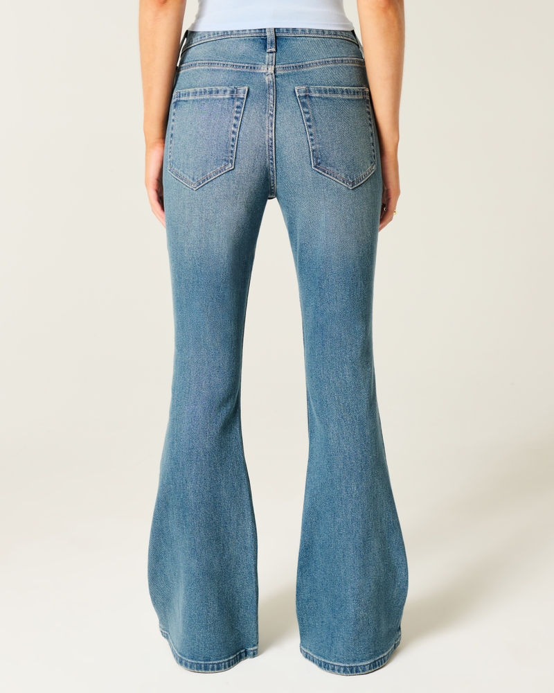 hochgeschnittene hellblaue jeans mit herzförmigen taschen und ausgestelltem bein