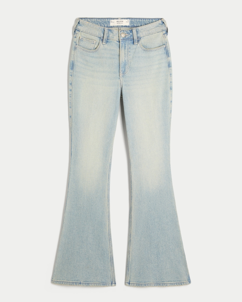 hochgeschnittene hellblaue jeans mit herzförmigen taschen und ausgestelltem bein