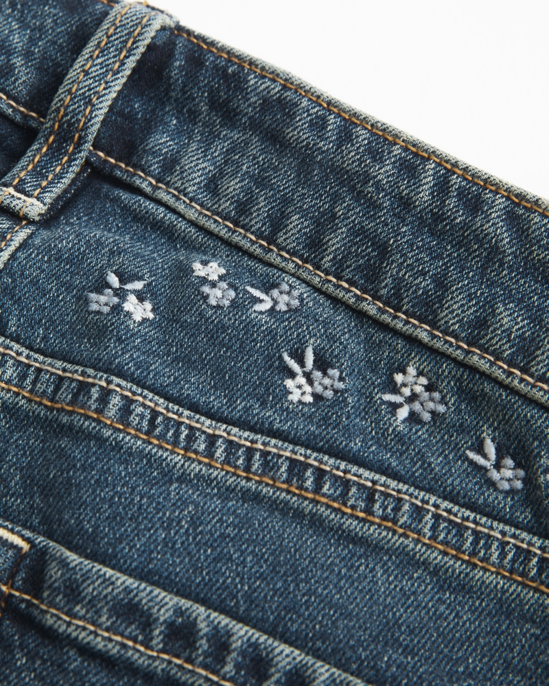 hochgeschnittene gewaschene schwarze schlagjeans mit stickereien