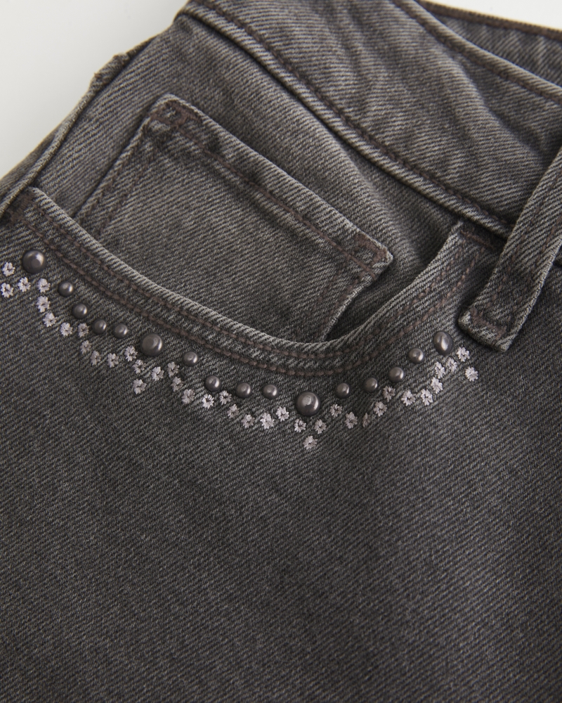 hochgeschnittene gewaschene schwarze schlagjeans mit stickereien
