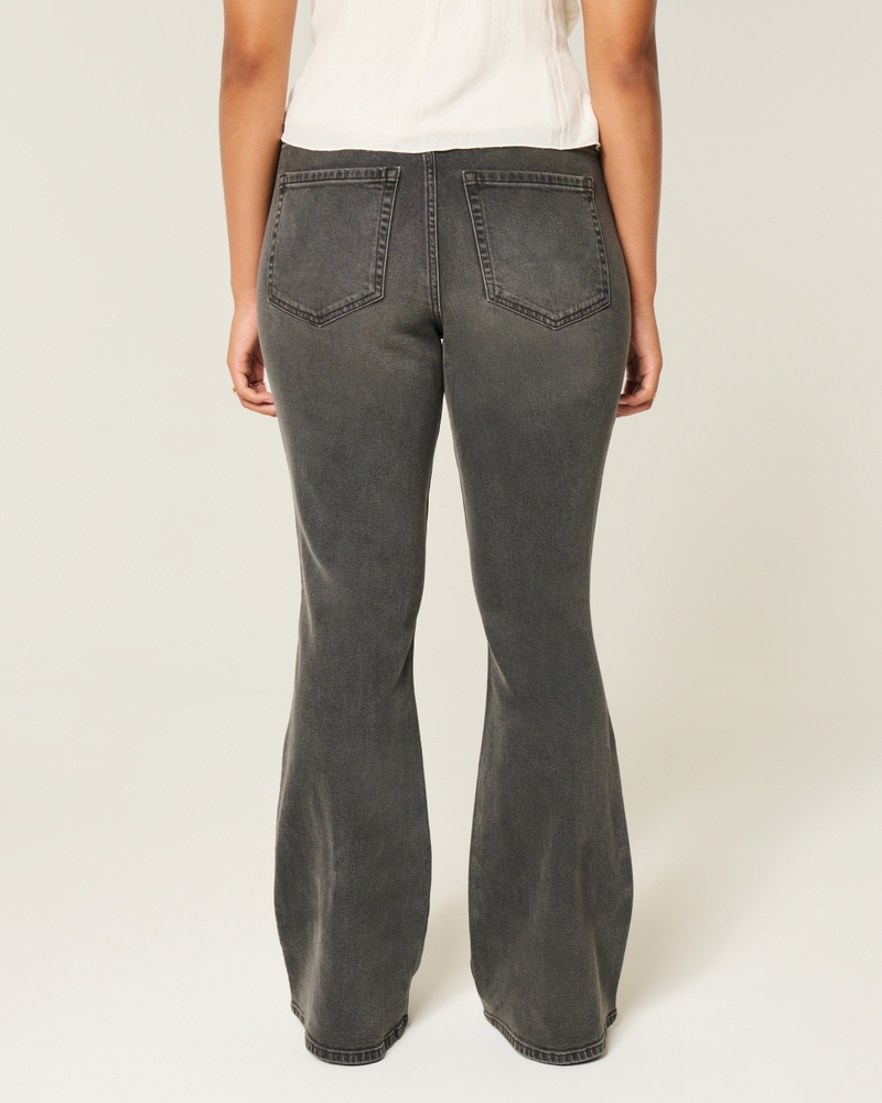 hochgeschnittene gewaschene schwarze schlagjeans mit stickereien