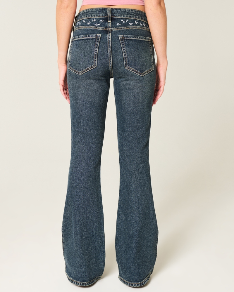 hochgeschnittene gewaschene schwarze schlagjeans mit stickereien