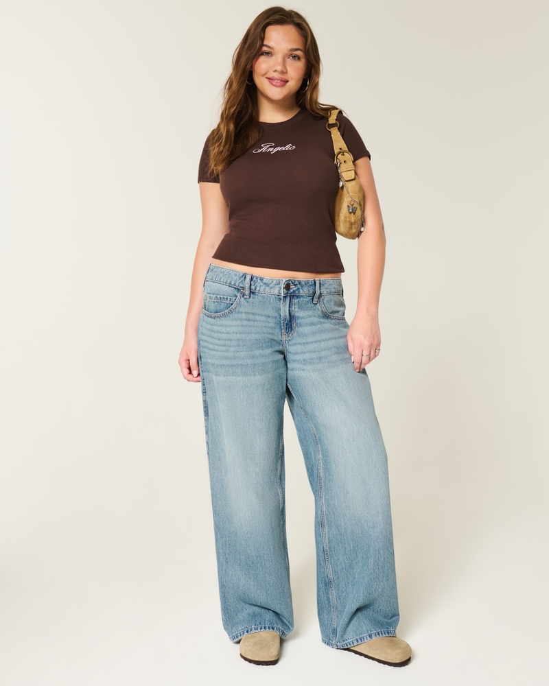 hüftig geschnittene mittelblaue jeans mit gestickten früchten und lockerer passform