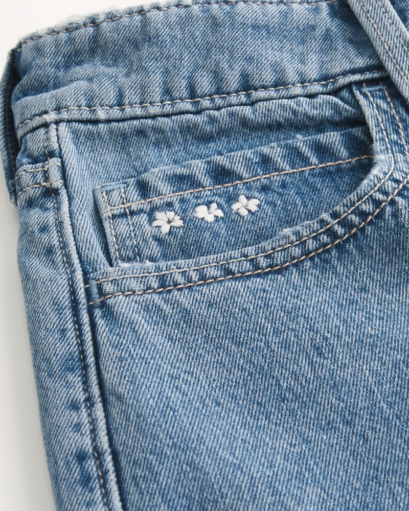 hüftig geschnittene mittelblaue jeans mit gestickten früchten und lockerer passform