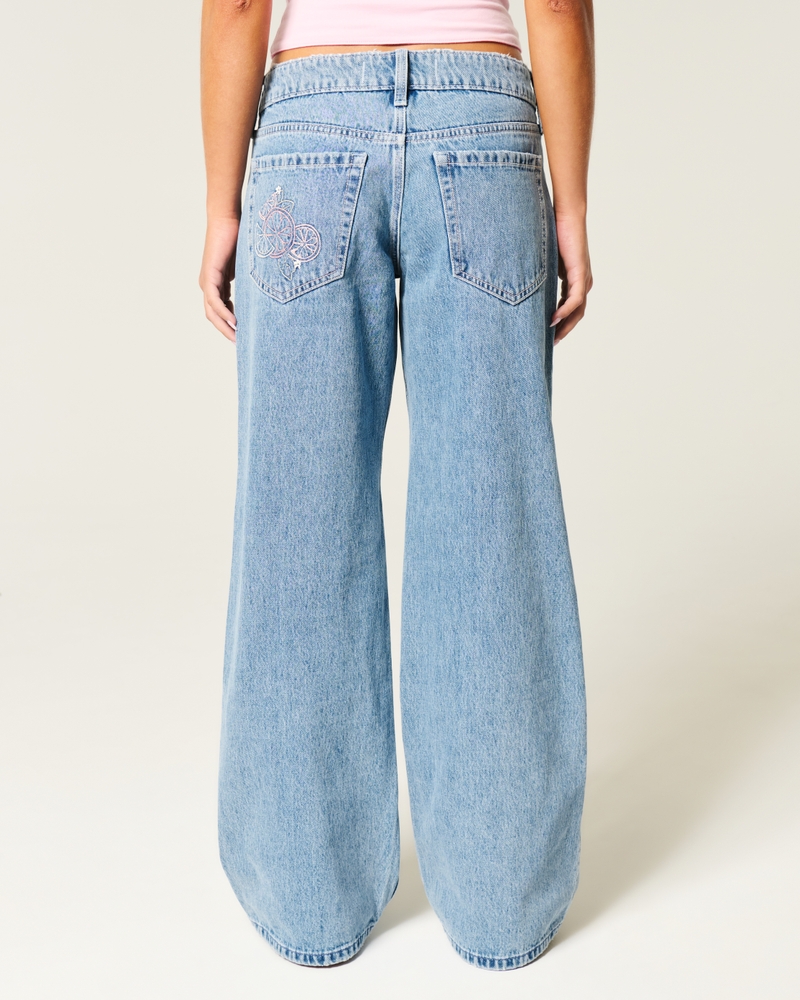 hüftig geschnittene mittelblaue jeans mit gestickten früchten und lockerer passform