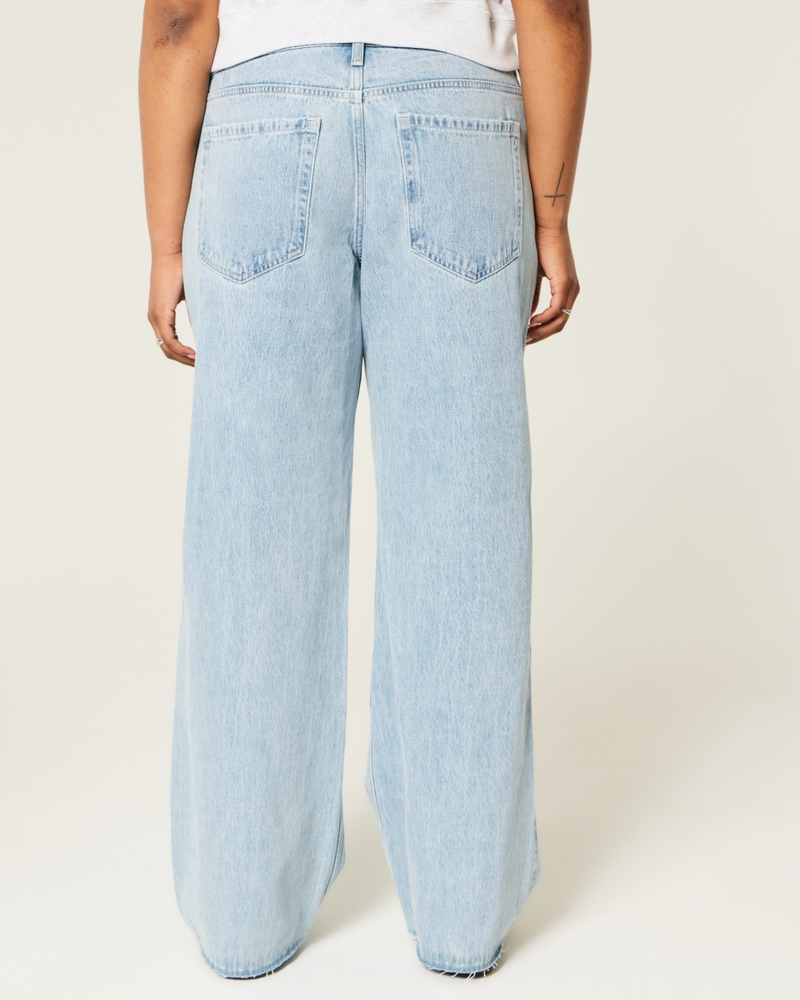 hüftig geschnittene mittelblaue jeans mit gestickten früchten und lockerer passform