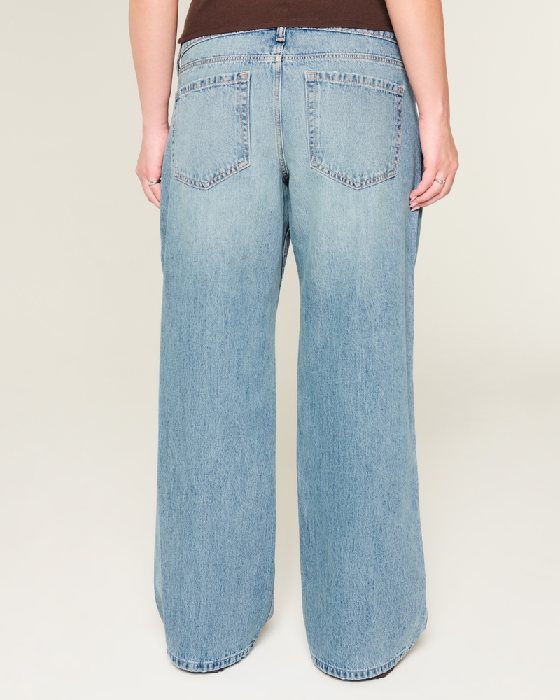 hüftig geschnittene mittelblaue jeans mit gestickten früchten und lockerer passform