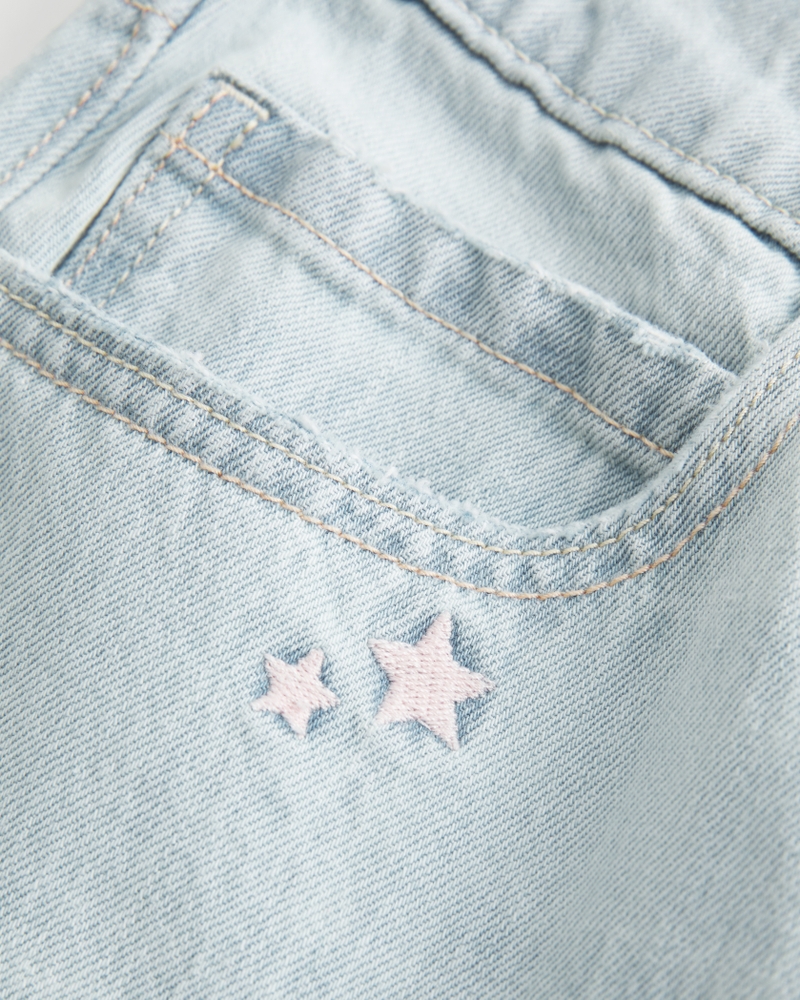 hüftig geschnittene mittelblaue jeans mit gestickten früchten und lockerer passform