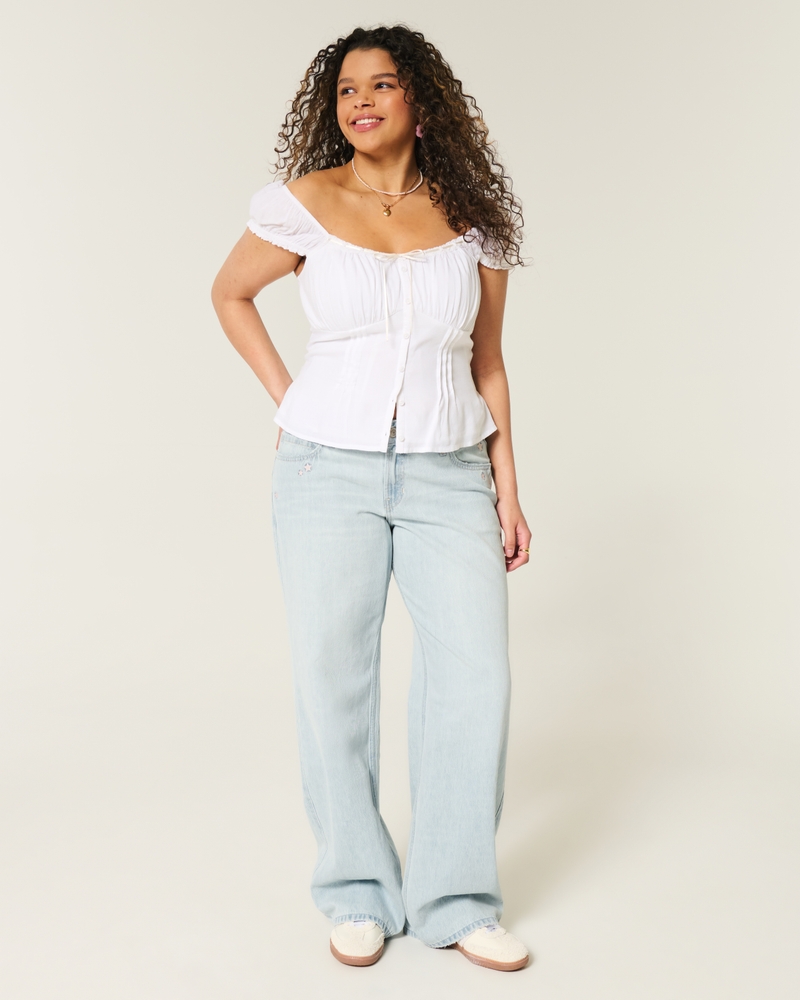 hüftig geschnittene mittelblaue jeans mit gestickten früchten und lockerer passform