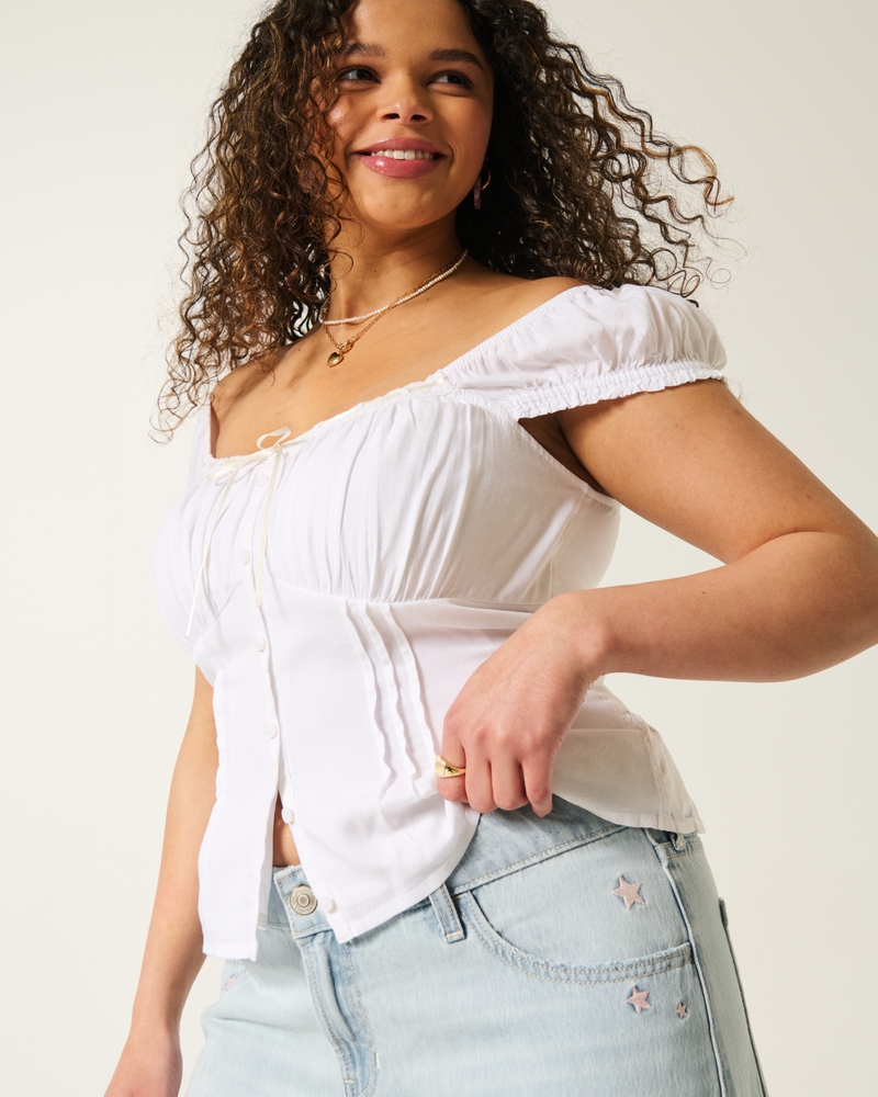 hüftig geschnittene mittelblaue jeans mit gestickten früchten und lockerer passform