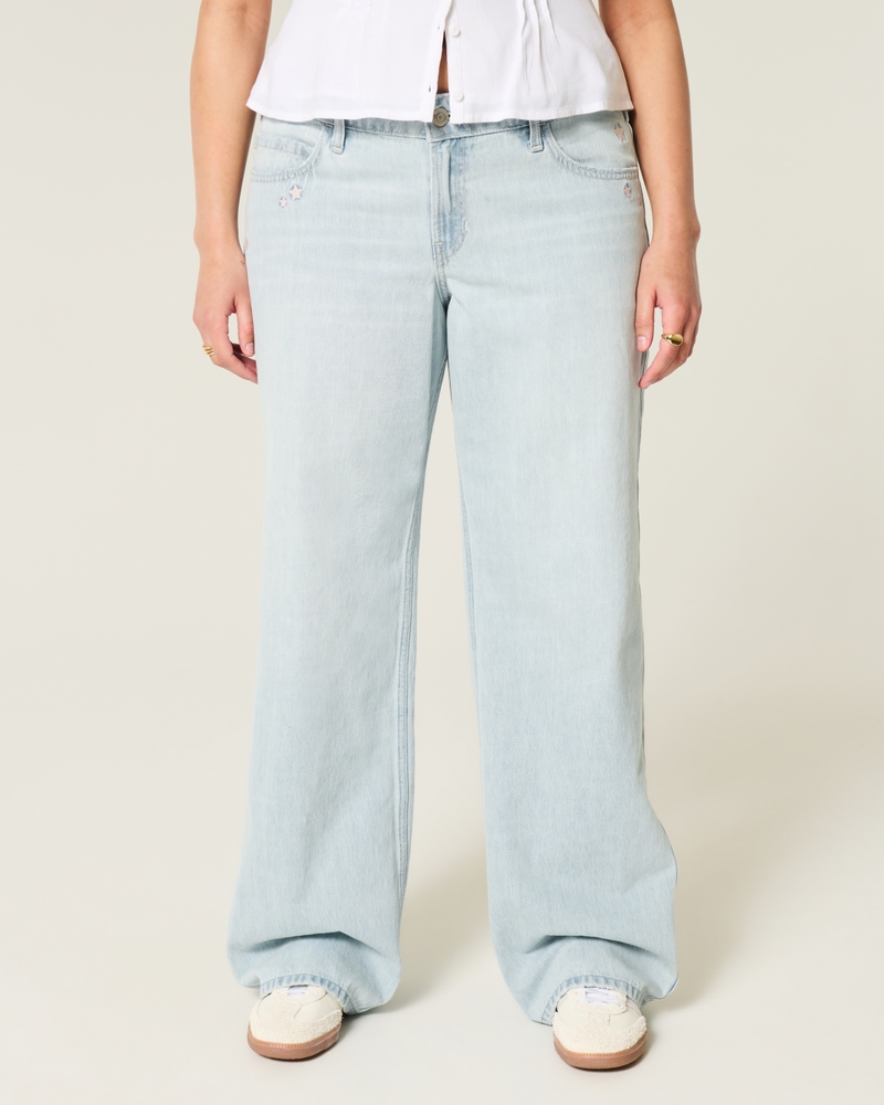 hüftig geschnittene mittelblaue jeans mit gestickten früchten und lockerer passform