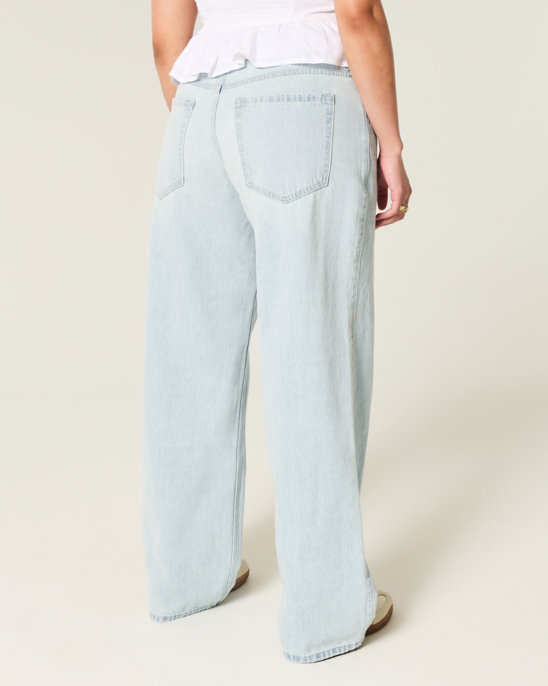 hüftig geschnittene mittelblaue jeans mit gestickten früchten und lockerer passform