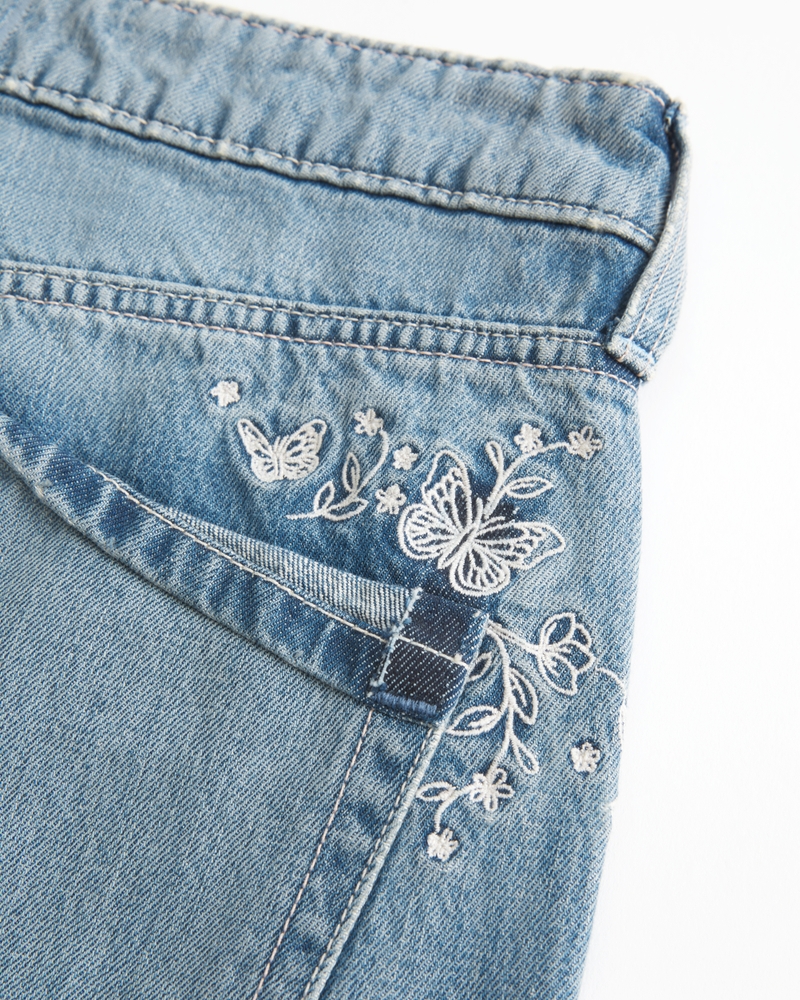 hüftig geschnittene mittelblaue jeans mit patchwork-muster und extraweitem schnitt.