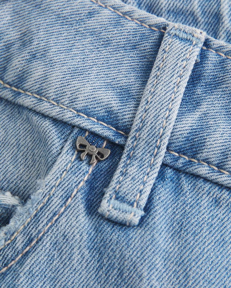 hüftig geschnittene mittelblaue jeans mit patchwork-muster und extraweitem schnitt.