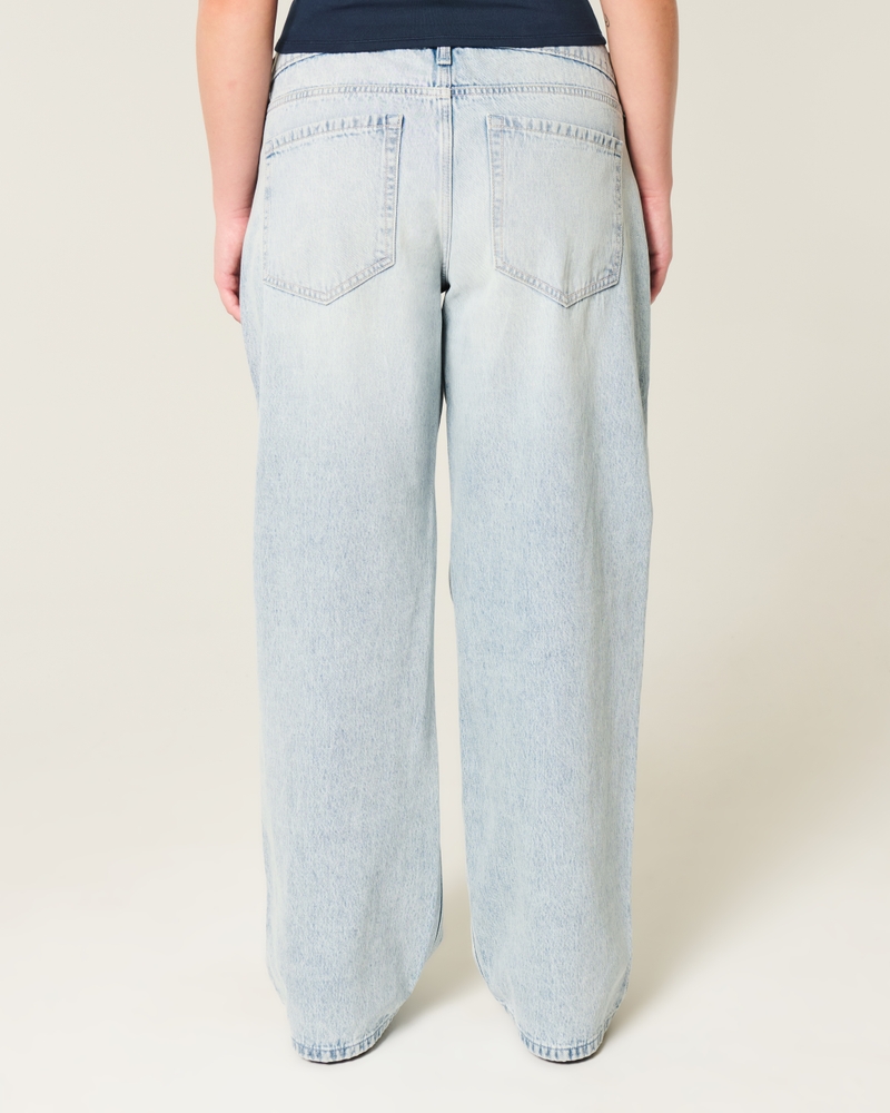hüftig geschnittene mittelblaue jeans mit patchwork-muster und extraweitem schnitt.