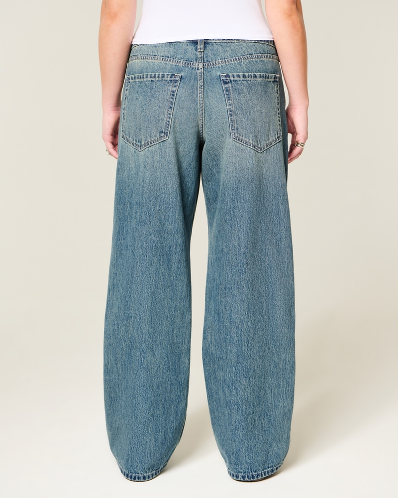hüftig geschnittene mittelblaue baggy-jeans