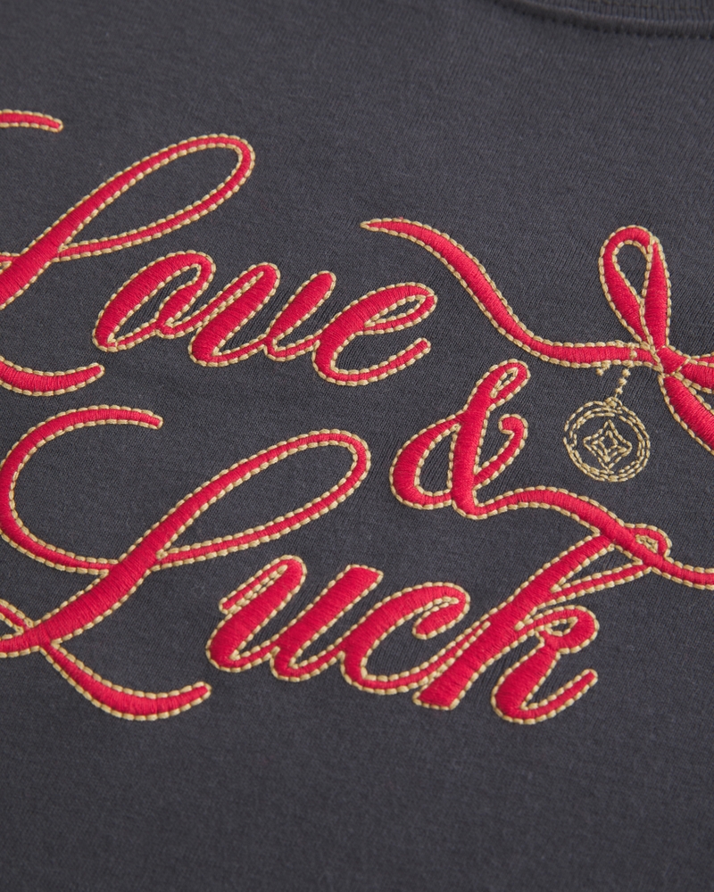 baby-t-shirt mit liebes- und glücksmuster