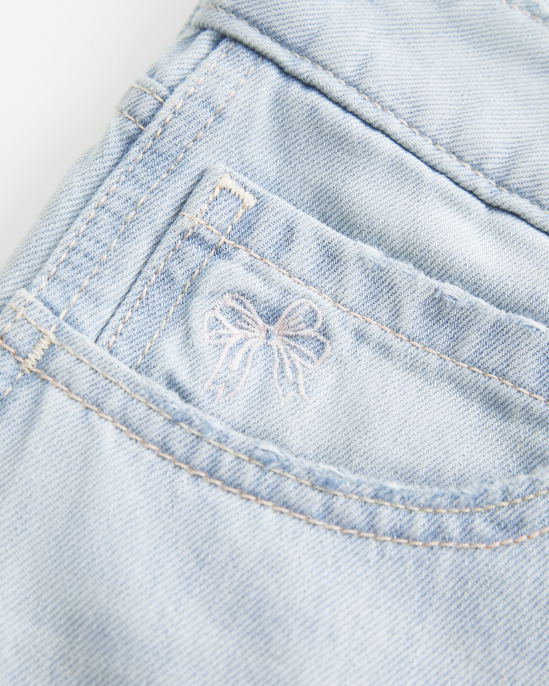 hüftig geschnittene hellblaue jeansshorts mit schleifenmuster lockere passform