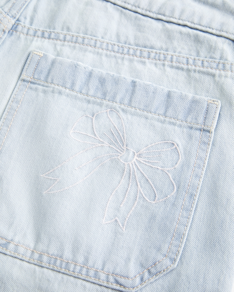 hüftig geschnittene hellblaue jeansshorts mit schleifenmuster lockere passform