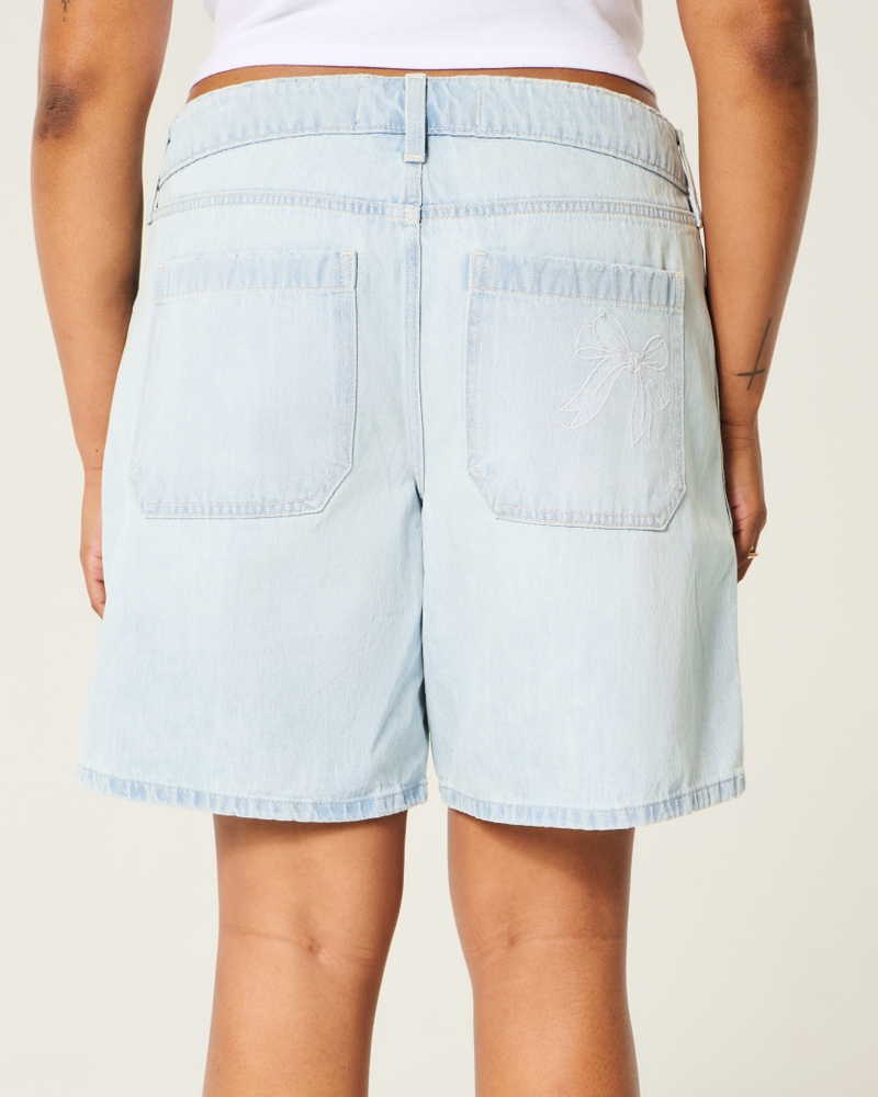 hüftig geschnittene hellblaue jeansshorts mit schleifenmuster lockere passform