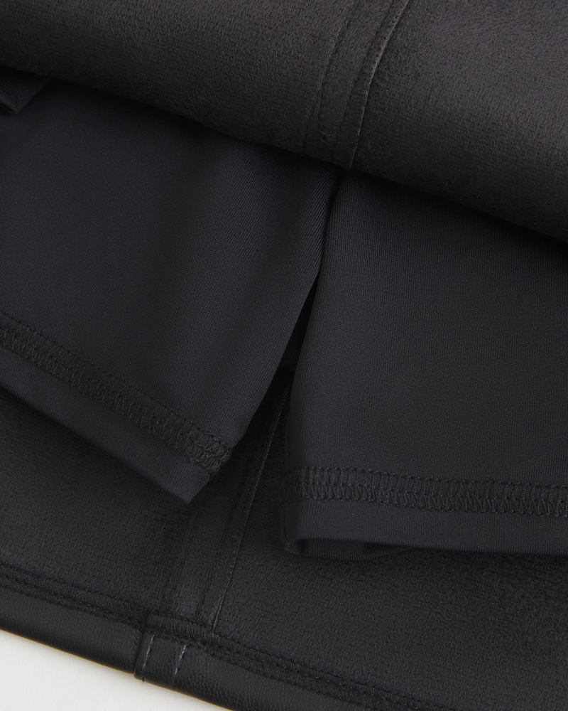 hüftig geschnittener jeansminirockminihose mit roten ziernähten