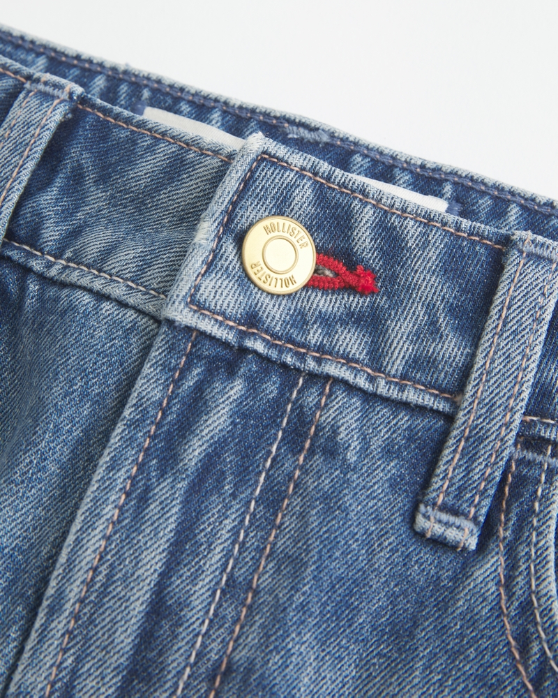hüftig geschnittener jeansminirockminihose mit roten ziernähten