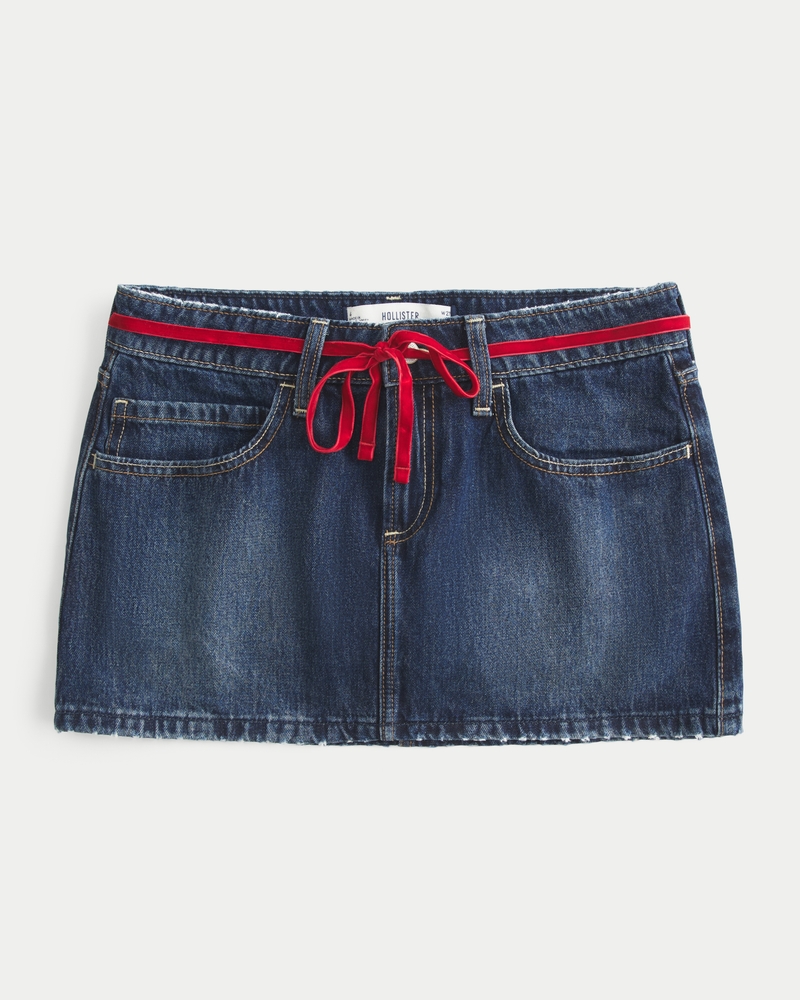 hüftig geschnittener jeansminirockminihose mit roten ziernähten