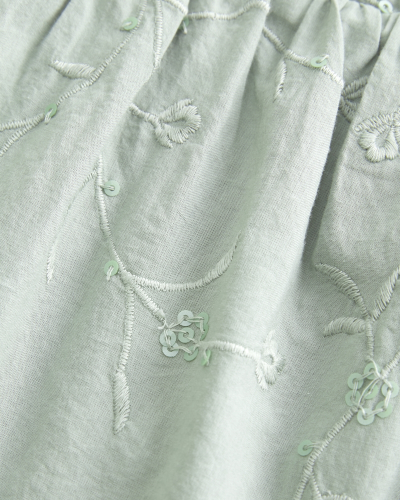 einfaches besticktes glänzendes puppenkleid-oberteil