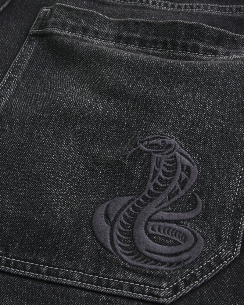 camouflage-skateboard-jeans locker sitzend malerjeans