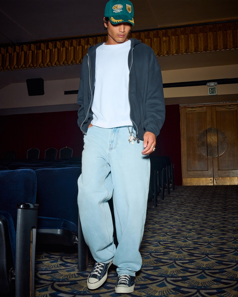 camouflage-skateboard-jeans locker sitzend malerjeans