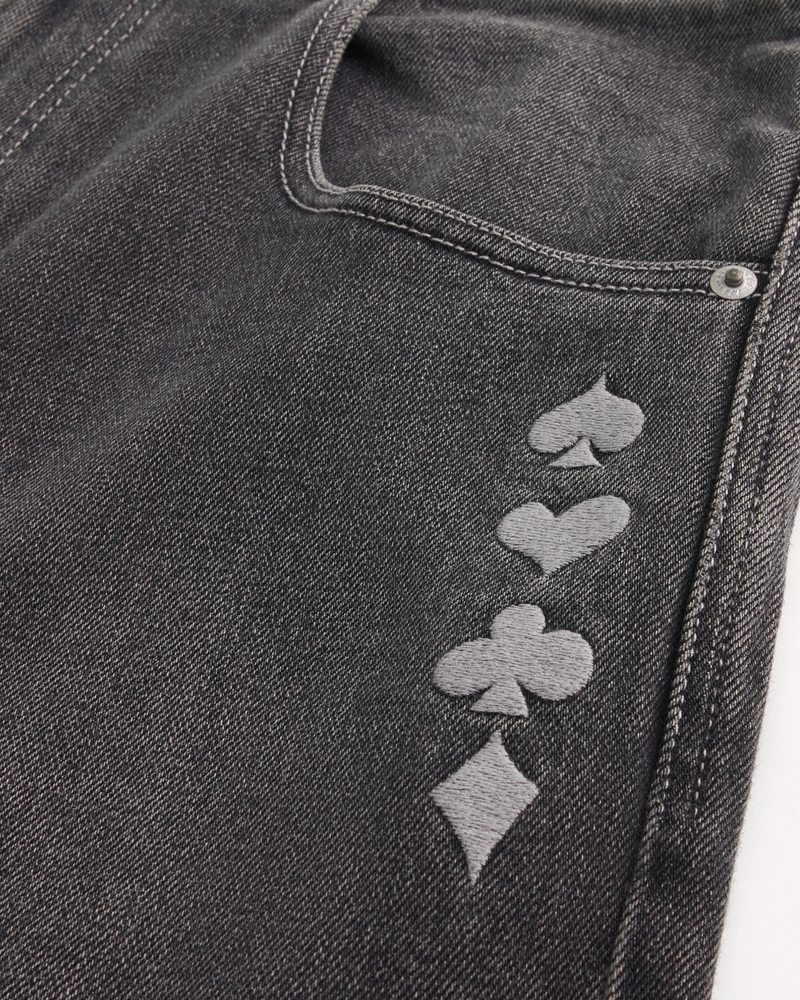camouflage-skateboard-jeans locker sitzend malerjeans