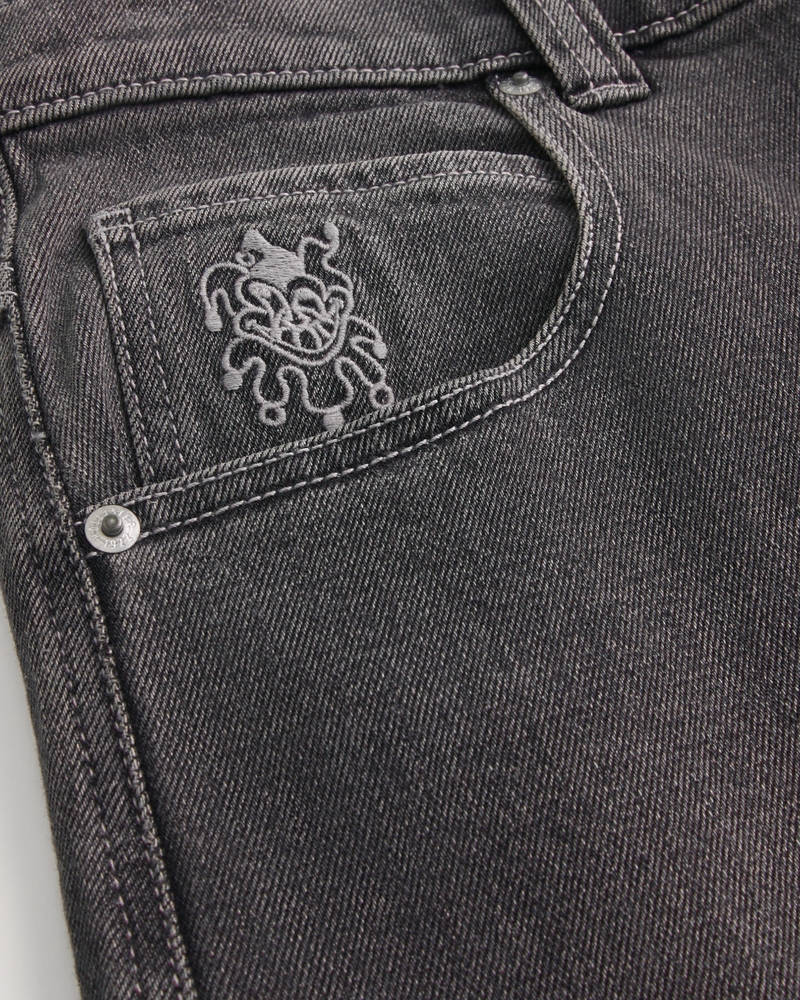 camouflage-skateboard-jeans locker sitzend malerjeans