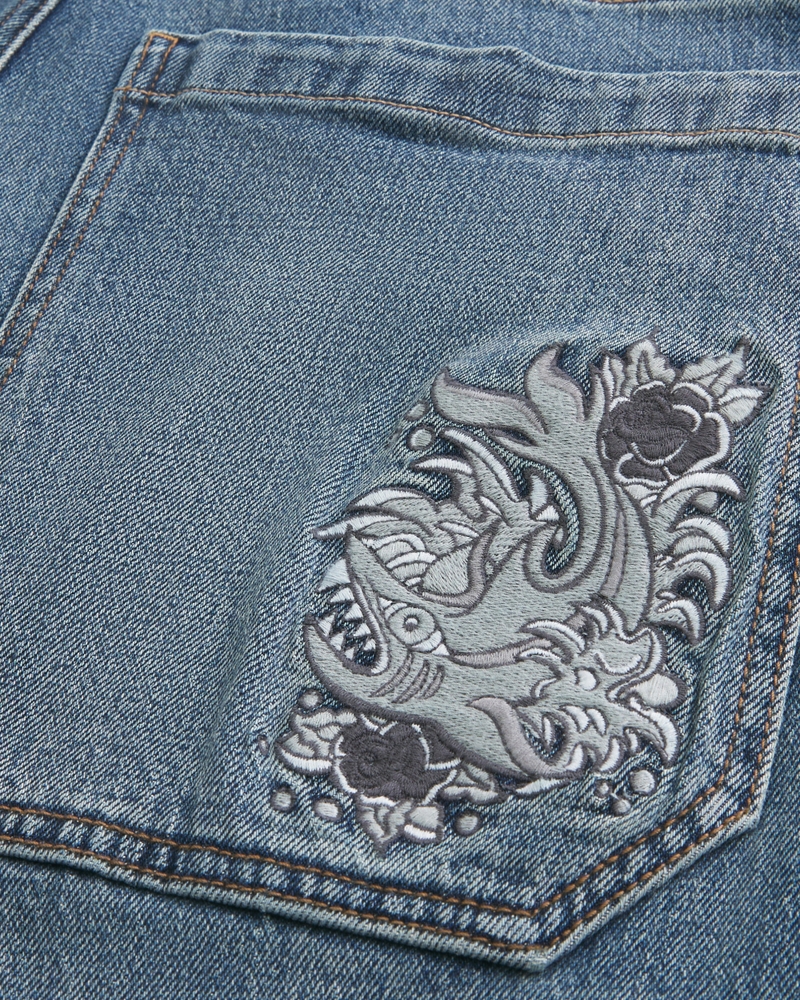 camouflage-skateboard-jeans locker sitzend malerjeans