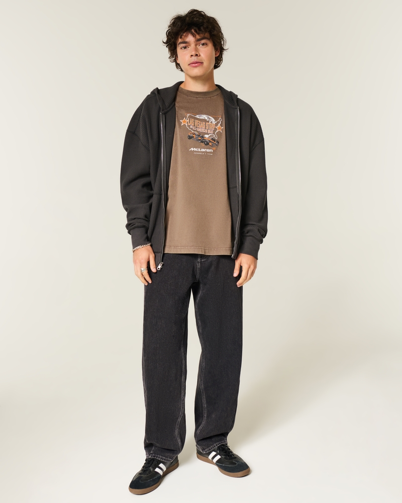 camouflage-skateboard-jeans locker sitzend malerjeans